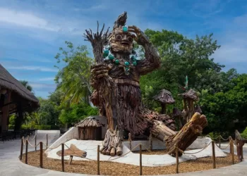 Inauguran en hotel de Playa del Carmen macro escultura inspirada en la cultura maya