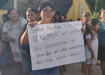 Padres toman escuela en Felipe Carrillo Puerto para exigir asignen un maestro