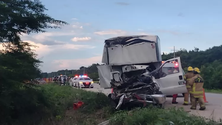 Choca en Felipe Carrillo Puerto camión que trabaja en el Tren Maya, una persona muere