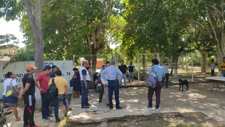 Padres de familia desplazan a maestros que realizaban paro de brazos caídos