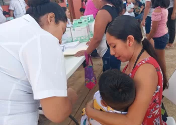 Vacunan contra coronavirus a alumnos de educación básica en Lázaro Cárdenas