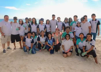 Realizan jornada de limpieza en tres playas de la zona hotelera de Cancún