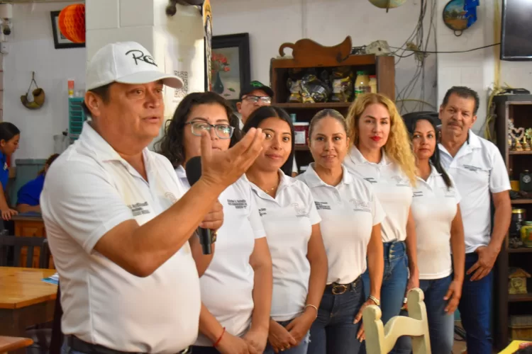 Se compromete Rubén Carrillo acercar servicios y gestoría a socios taxistas que viven fuera de Cancún