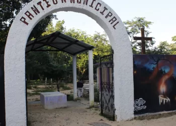 Dotarán de iluminación a los cementerios de Puerto Morelos para visitarlos hasta de noche
