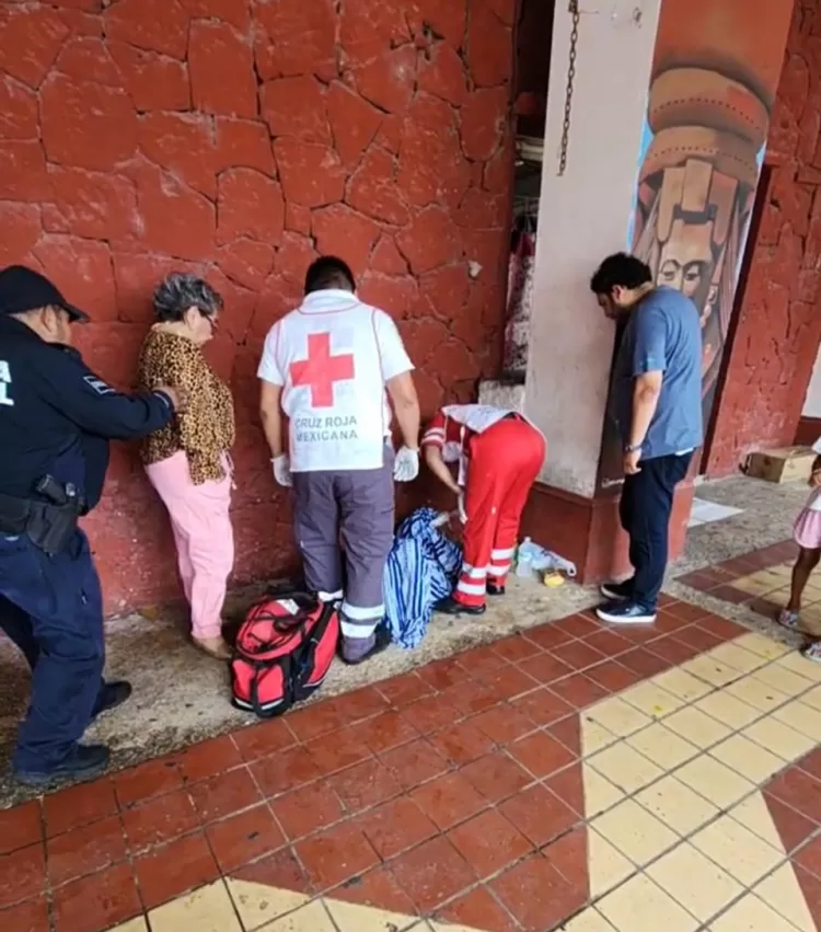 Rescatan a adulto mayor que llevaba días a las puertas de un mercado en Chetumal