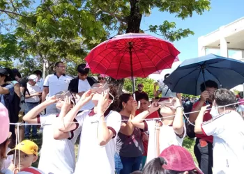 Cientos de personas se reúnen en las principales ciudades de Quintana Roo para apreciar el eclipse anular