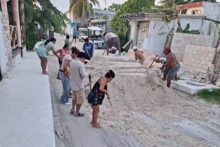 Con arena arreglan las calles de Holbox