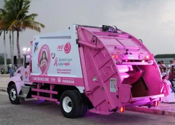Camión rosa recolector de basura, circula las calles de Cancún