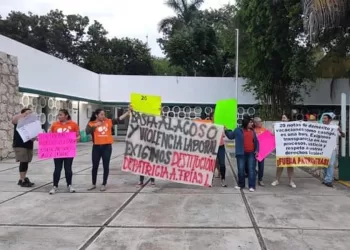 Trabajadores del IMSS Chetumal exigen destitución de jefa por acoso y nepotismo