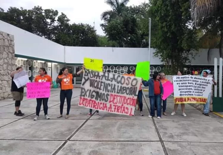 Trabajadores del IMSS Chetumal exigen destitución de jefa por acoso y nepotismo