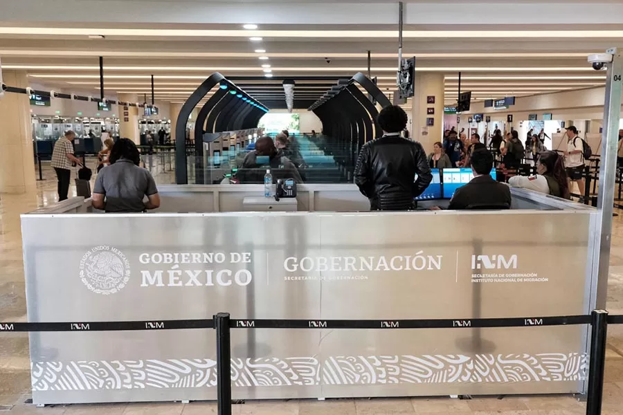 Apoya Migración a 244 turistas varados en el aeropuerto de Cancún