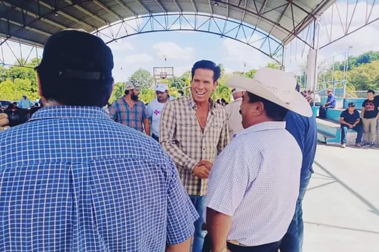 Roberto Palazuelos aún no define su futuro político en Quintana Roo