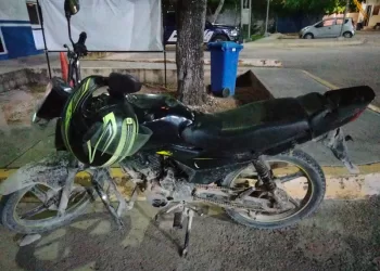 Tras un percance vial amenaza con machetear a un mototaxista en Playa del Carmen