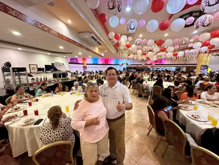 Rubén Carrillo, candidato de la planilla blanca, resalta la importancia de las mujeres taxistas de Cancún
