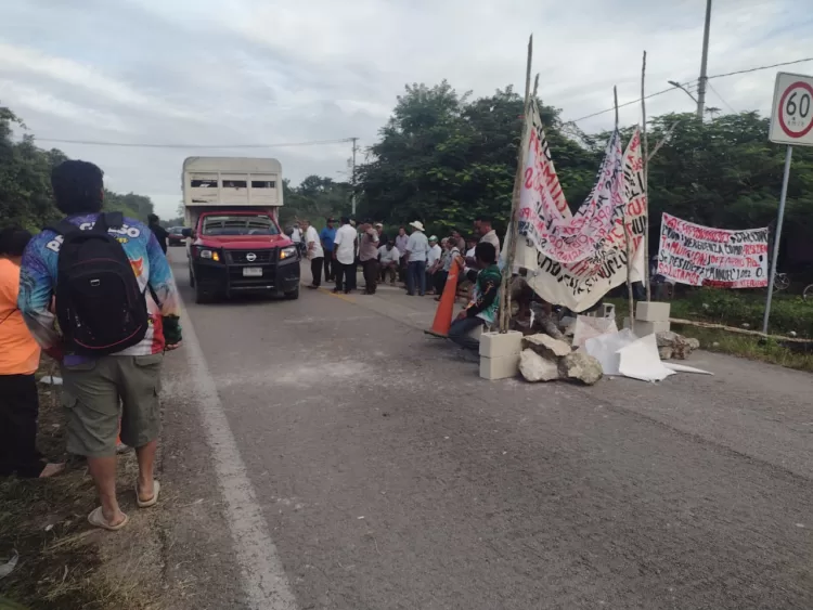 Ejidatarios acuerdan levantar bloqueo carretero en la vía Valladolid- Felipe Carrillo Puerto