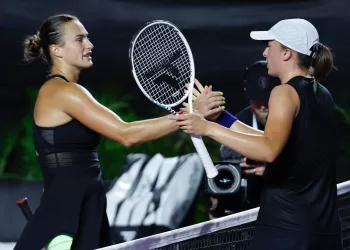 Igga Swiatek se impone con autoridad a Sabalenka y jugará por el título de las WTA Finals Cancún
