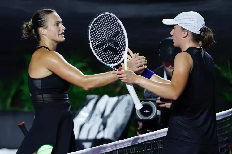 Igga Swiatek se impone con autoridad a Sabalenka y jugará por el título de las WTA Finals Cancún