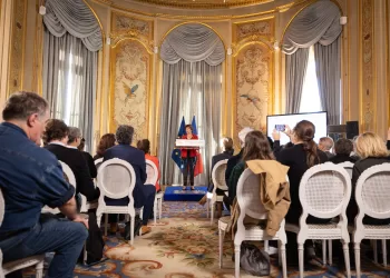 París, 3 de noviembre de 2023 - En conmemoración del Día Internacional para Poner Fin a la Impunidad de los Crímenes contra Periodistas, la ministra para Europa y Asuntos Exteriores de Francia, Catherine Colonna, otorgó el prestigioso premio Anna Politkóvskaya - Arman Soldin al coraje periodístico a la destacada periodista mexicana Marcela Turati. Marcela Turati ha demostrado un compromiso inquebrantable al exponer la violencia del narcotráfico y las repercusiones sociales de la lucha contra los cárteles, a pesar de los riesgos que, con demasiada frecuencia, los periodistas mexicanos han tenido que enfrentar con sus vidas. Su valentía y dedicación la convierten en una merecida ganadora de este reconocimiento. El jurado también concedió una mención especial por su destacada labor periodística a Mortaza Behboudi, un periodista francoafgano que recientemente fue liberado tras 284 días de detención por los talibanes. Este premio refleja el firme compromiso de Francia con la defensa de la libertad de prensa y la promoción del ejercicio sin obstáculos del periodismo en todo el mundo. En un momento en el que enfrentamos crecientes restricciones a la libertad de expresión y de prensa, así como la proliferación de información falsa y manipulación de la verdad, Francia rinde homenaje a aquellos valientes individuos que arriesgan sus vidas diariamente para proporcionar información libre, diversa y confiable, esencial para el funcionamiento de la democracia. También honramos a aquellos que han perdido la vida en el cumplimiento de su deber periodístico. Junto con sus aliados europeos e internacionales en organismos como las Naciones Unidas, la Unesco en París, la OSCE en Viena y el Consejo de Europa en Estrasburgo, Francia seguirá trabajando incansablemente en la protección de periodistas, en particular de las mujeres periodistas, aquellos que operan en zonas de conflicto y los profesionales de medios independientes en Estados con regímenes autoritarios. Francia se esforzará por defender el derecho a informar y ser informado, así como la capacidad de expresar puntos de vista críticos, ya sea en línea o fuera de línea, todos fundamentales para el debate democrático. En este contexto, Francia respalda activamente el Pacto por la Información y la Democracia, lanzado en 2019 y firmado por 51 Estados hasta la fecha. El objetivo de este pacto es promover marcos legales nacionales e internacionales que fortalezcan la libertad de opinión y expresión, el acceso a información confiable e independiente y que pongan fin a la impunidad de los crímenes cometidos contra periodistas.