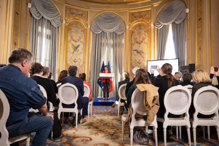 París, 3 de noviembre de 2023 - En conmemoración del Día Internacional para Poner Fin a la Impunidad de los Crímenes contra Periodistas, la ministra para Europa y Asuntos Exteriores de Francia, Catherine Colonna, otorgó el prestigioso premio Anna Politkóvskaya - Arman Soldin al coraje periodístico a la destacada periodista mexicana Marcela Turati. Marcela Turati ha demostrado un compromiso inquebrantable al exponer la violencia del narcotráfico y las repercusiones sociales de la lucha contra los cárteles, a pesar de los riesgos que, con demasiada frecuencia, los periodistas mexicanos han tenido que enfrentar con sus vidas. Su valentía y dedicación la convierten en una merecida ganadora de este reconocimiento. El jurado también concedió una mención especial por su destacada labor periodística a Mortaza Behboudi, un periodista francoafgano que recientemente fue liberado tras 284 días de detención por los talibanes. Este premio refleja el firme compromiso de Francia con la defensa de la libertad de prensa y la promoción del ejercicio sin obstáculos del periodismo en todo el mundo. En un momento en el que enfrentamos crecientes restricciones a la libertad de expresión y de prensa, así como la proliferación de información falsa y manipulación de la verdad, Francia rinde homenaje a aquellos valientes individuos que arriesgan sus vidas diariamente para proporcionar información libre, diversa y confiable, esencial para el funcionamiento de la democracia. También honramos a aquellos que han perdido la vida en el cumplimiento de su deber periodístico. Junto con sus aliados europeos e internacionales en organismos como las Naciones Unidas, la Unesco en París, la OSCE en Viena y el Consejo de Europa en Estrasburgo, Francia seguirá trabajando incansablemente en la protección de periodistas, en particular de las mujeres periodistas, aquellos que operan en zonas de conflicto y los profesionales de medios independientes en Estados con regímenes autoritarios. Francia se esforzará por defender el derecho a informar y ser informado, así como la capacidad de expresar puntos de vista críticos, ya sea en línea o fuera de línea, todos fundamentales para el debate democrático. En este contexto, Francia respalda activamente el Pacto por la Información y la Democracia, lanzado en 2019 y firmado por 51 Estados hasta la fecha. El objetivo de este pacto es promover marcos legales nacionales e internacionales que fortalezcan la libertad de opinión y expresión, el acceso a información confiable e independiente y que pongan fin a la impunidad de los crímenes cometidos contra periodistas.