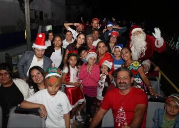Glorietas y avenidas de Cancún ya iluminadas con el espíritu navideño