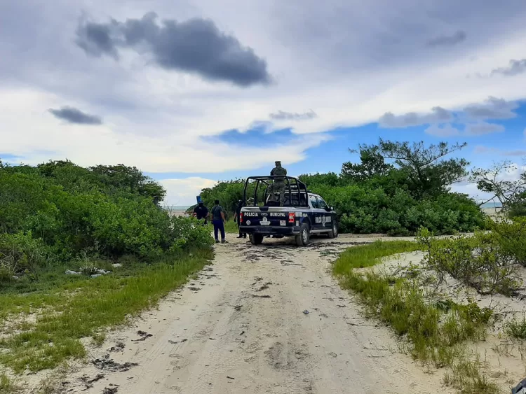 Balean a dos personas una playa de la zona hotelera de Isla Blanca