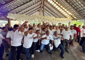 Marcial Montalvo ofrece bienestar al gremio taxista de Isla Mujeres