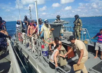 Marina rescata en aguas territoriales de Quintana Roo a siete extranjeros, incluida la mascota