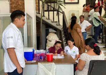 Vacunan contra la influenza, COVID -19 y tétanos a población vulnerable de Felipe Carrillo Puerto