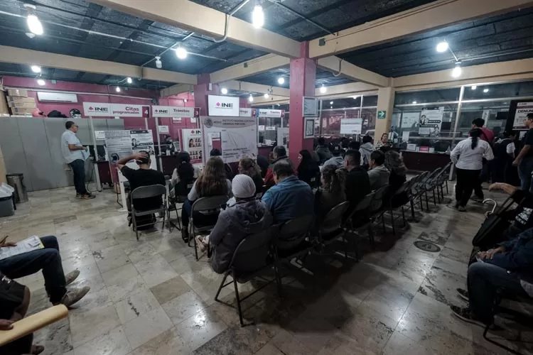 Cientos de personas en Cancún dejan para el último día para tramitar credencial de elector
