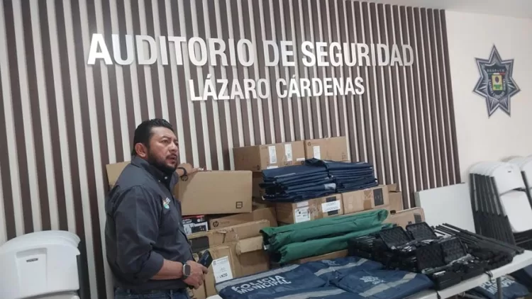 Entregan equipo táctico y uniformes a policías municipales de Lázaro Cárdenas