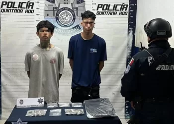 Asegurada en Solidaridad, una pistola hechiza, réplica de arma de fuego, droga y cinco individuos