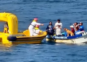 Rescatan a seis pescadores cozumeleños y un perro que tenían 3 días perdidos en altamar