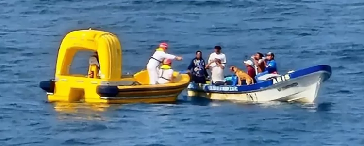 Rescatan a seis pescadores cozumeleños y un perro que tenían 3 días perdidos en altamar
