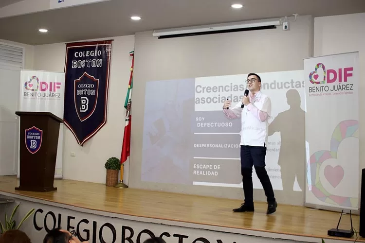 Adicción a las redes sociales, tema de una ponencia en Cancún