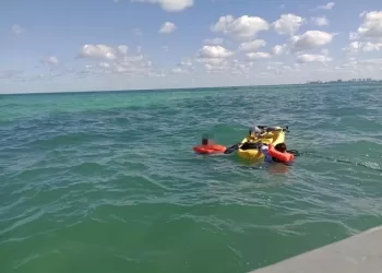 Personal de la naval auxilia a dos personas cuyo kayak volcó