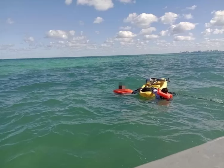 Personal de la naval auxilia a dos personas cuyo kayak volcó