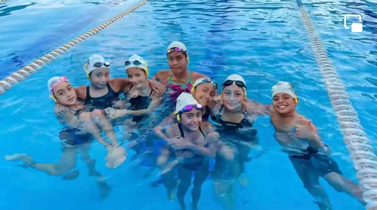 Entregan equipamiento especial a equipo de natación artística en Solidaridad.