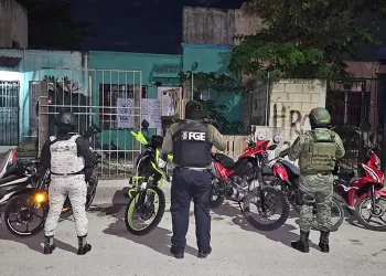 Aseguran siete motocicletas con reporte de robo durante cateo en fraccionamiento de Cancún