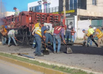 Avanza el trabajo de la máquina “dragón” en la repavimentación de calles en Cancún