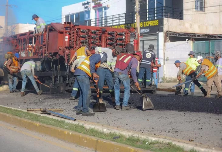 Avanza el trabajo de la máquina “dragón” en la repavimentación de calles en Cancún