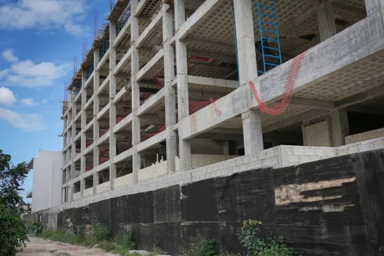 Aseguran drogas en una obra y encuentran cuerpos en un predio durante un cateo en Cancún