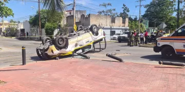 Aparatoso accidente vehicular en la Andrés Quintana Roo con Chac Mool