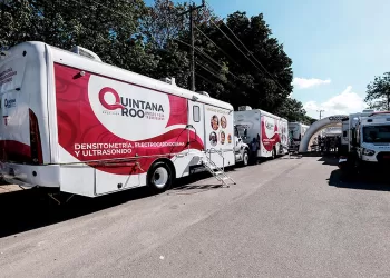 Cancun, 22 de Mayo 2023.- La gobernadora de Quintana Roo, Mara Lezama, durante su visita a las unidades medicas moviles este lunes en Villas Otoch Paraiso. La mandataria interactuo con los pacientes e informo que ya suman 31 mil 500 atenciones desde el inicio del programa Salud para Todos, que lleva a medicos especialistas a todos los rincones del estado.
