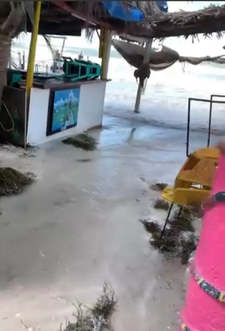 Fuerte oleaje “saca del mar” el agua y la deposita en las calles de isla Holbox