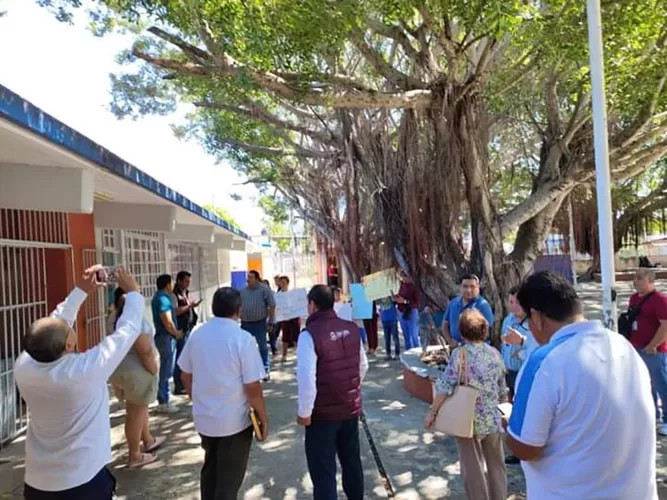 Atiende solicitud de padres de familia en una escuela, inundada por aguas negras