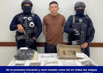Individuo armado se pone en un parque a amarrar bolsitas con droga