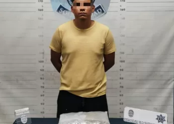 Al ser sorprendido orinando en la vía pública traía un envoltorio con marihuana