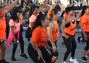 Decenas de personas unidas en la lucha contra la violencia a las mujeres