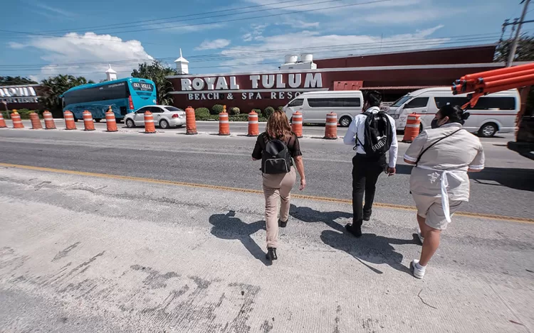 Playa del Carmen 23 de marzo.- En Junio de 2020 se registro un socavon sobre la carretera Playa del Carmen-Tulum a la altura del Hotel Catalonia Royal Tulum. Un año y nueves meses despues, asi lucen las obras que se supone serian para reparar ese tramo y librar el enorme hueco de 50 metros cuadrados que daban al sistema de cavernas y mantos acuiferos subterraneos que abundan en esta zona de Quintana Roo... El lugar luce semi abandonado..