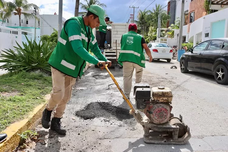 Intensifican rehabilitación de vialidades en Puerto Morelos